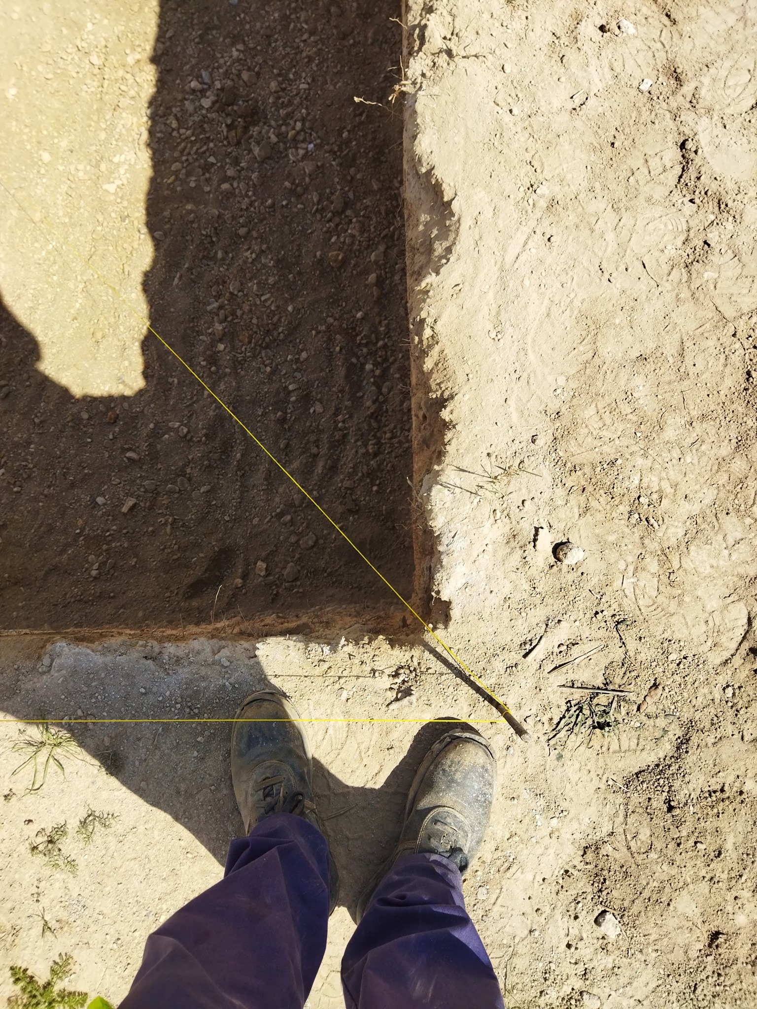Replanteo del perímetro de la piscina con cinta métrica antes de la excavación