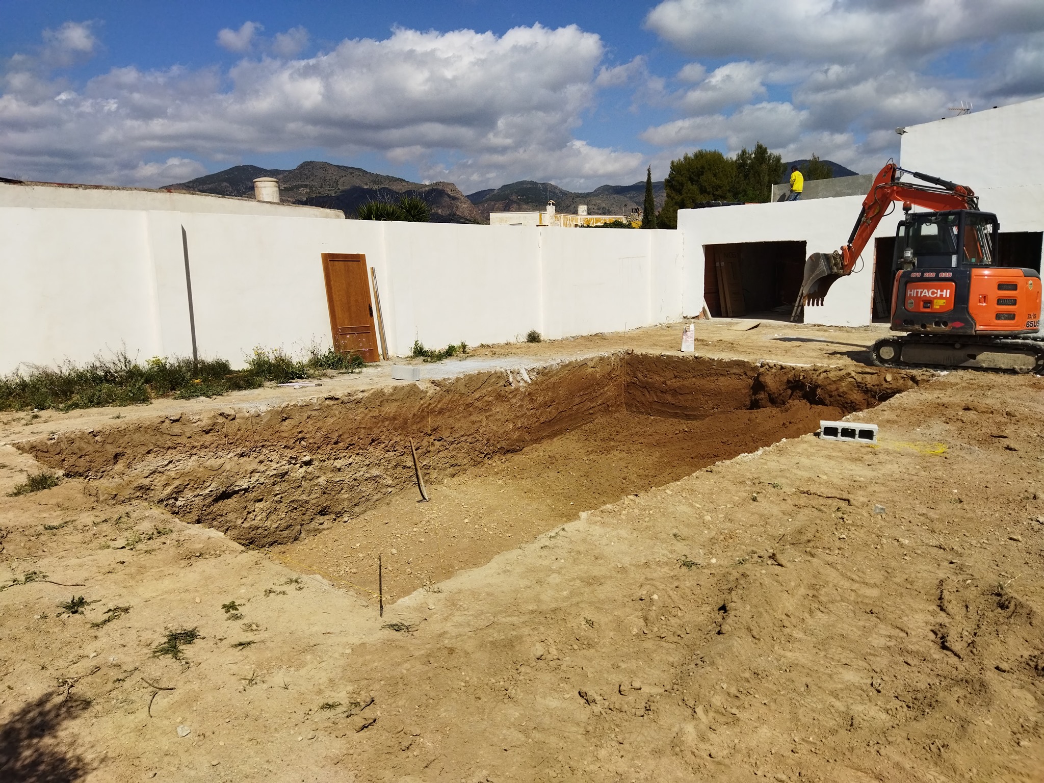 Vaciado inicial de la piscina en chalet de Almería