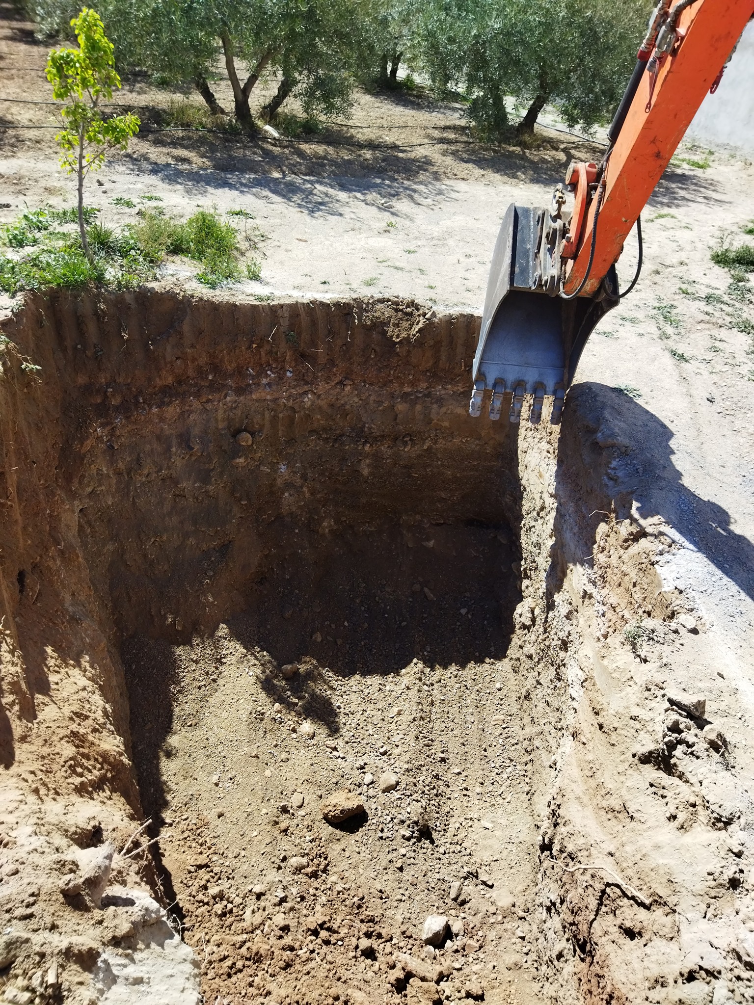 Vaciado de la piscina con excavadora Hitachi en profundidad