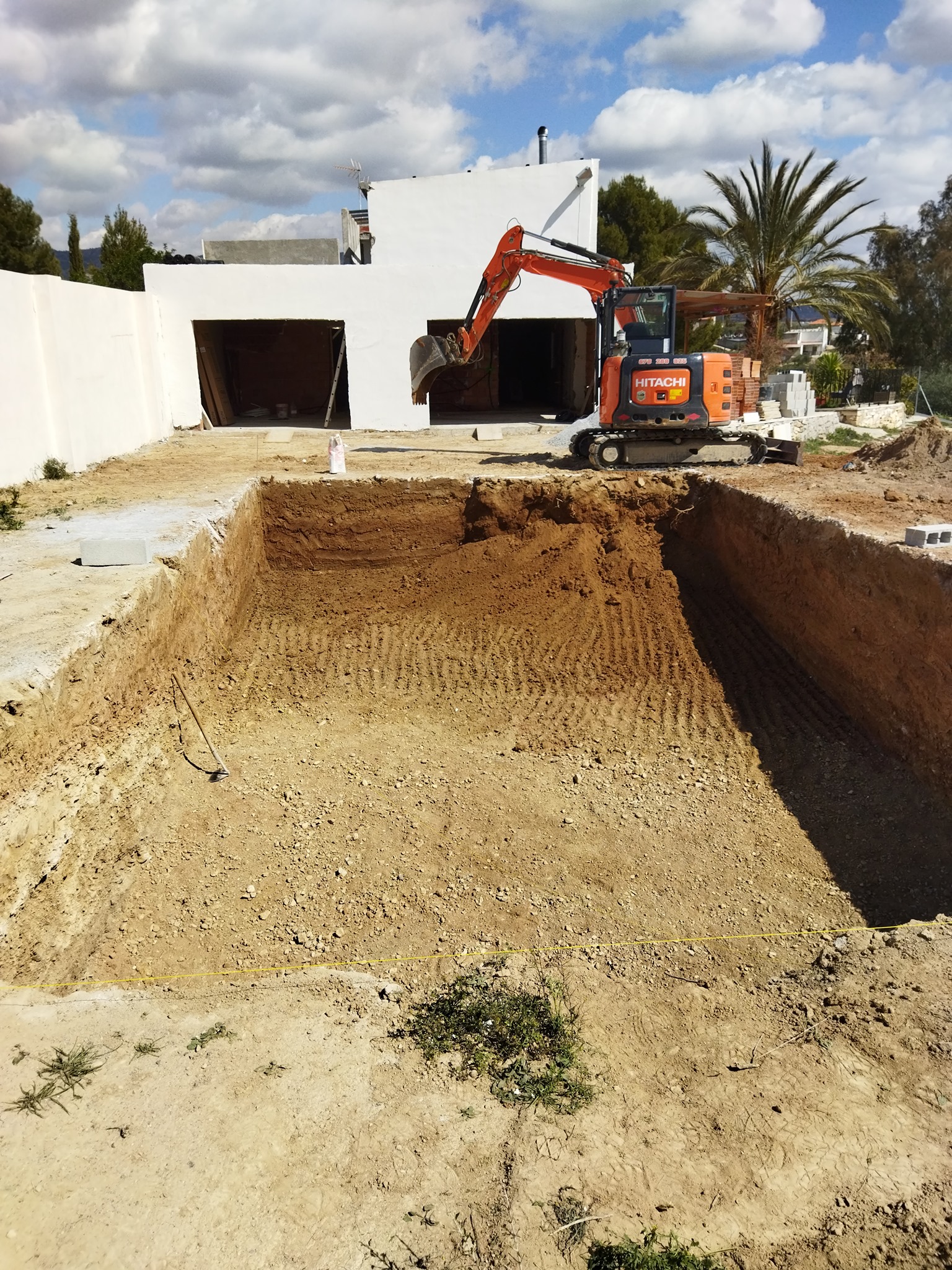 Vaciado de la piscina terminado, vista frontal con la casa al fondo