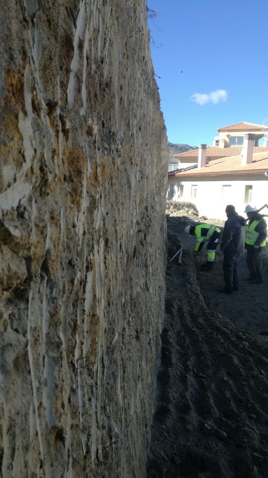 Talud vertical con operarios en plena tarea de rebaje en Tíjola