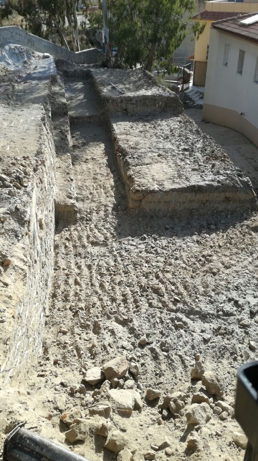 Vista cenital de los bancos escalonados formados durante el rebaje en Tíjola