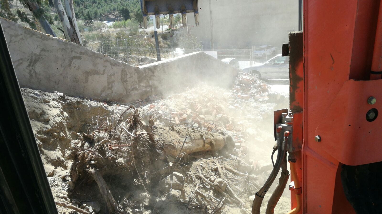 Descarga de tierras con polvo durante el rebaje urbano en Tíjola