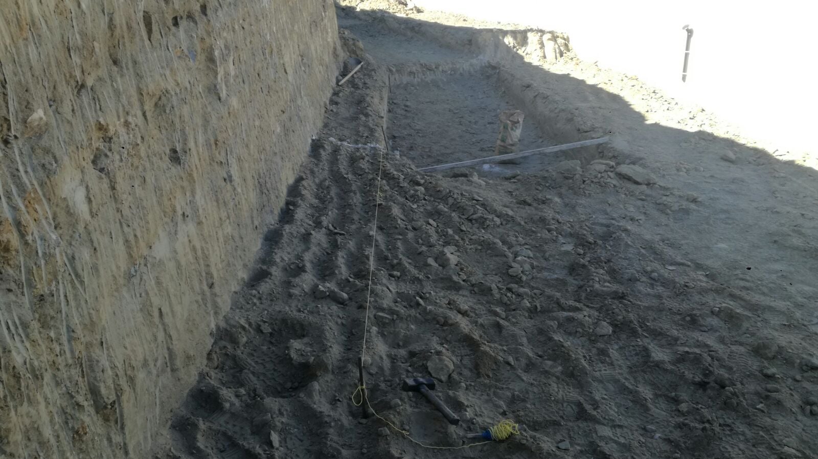 Detalle del perfilado del talud con martillo hidráulico durante el rebaje