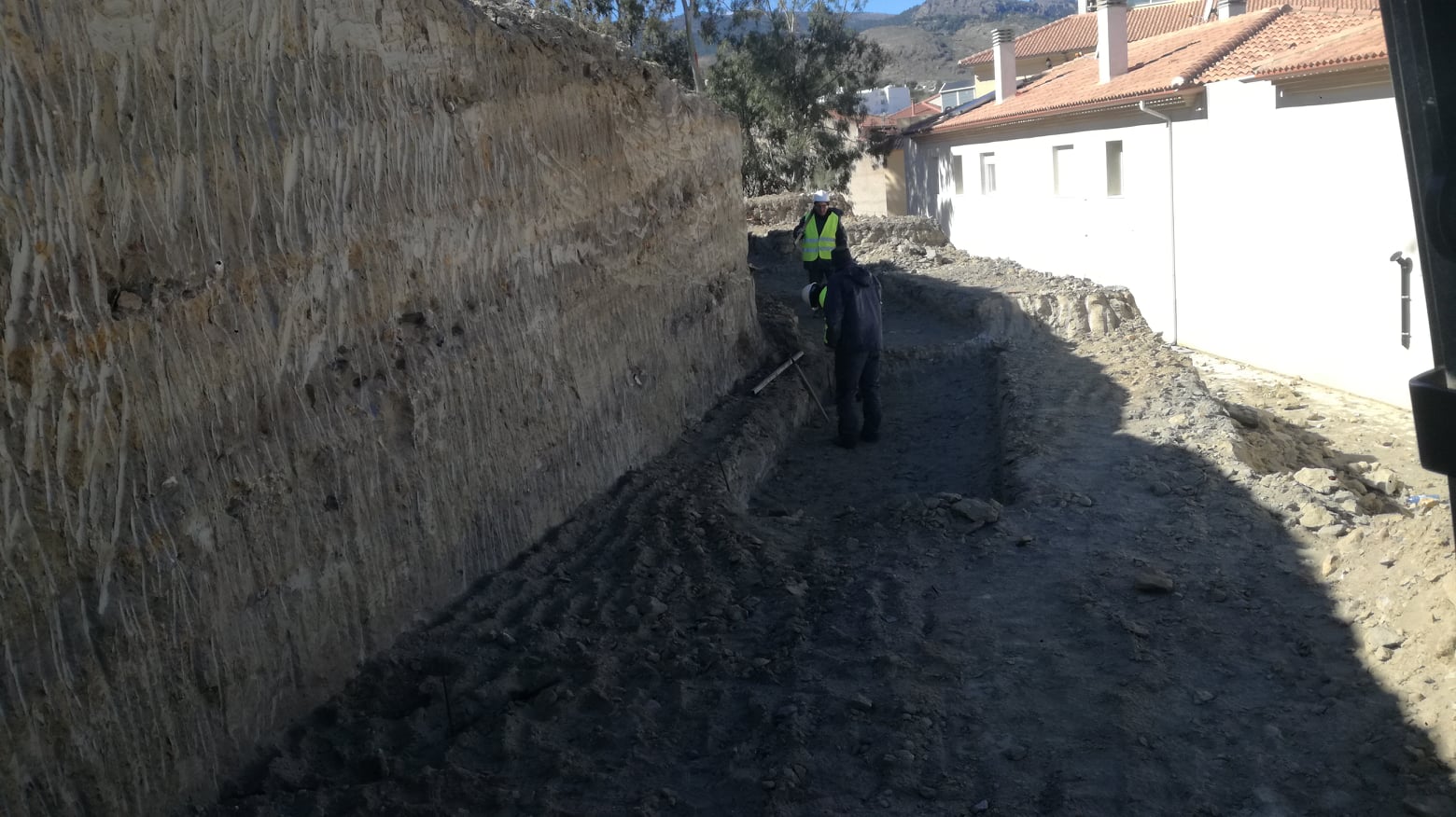 Pasillo lateral del rebaje con operarios con chaleco al fondo