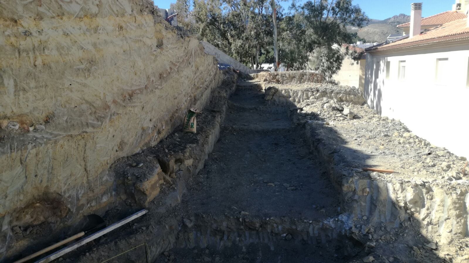 Pasillo lateral del rebaje terminado y limpio en Tíjola