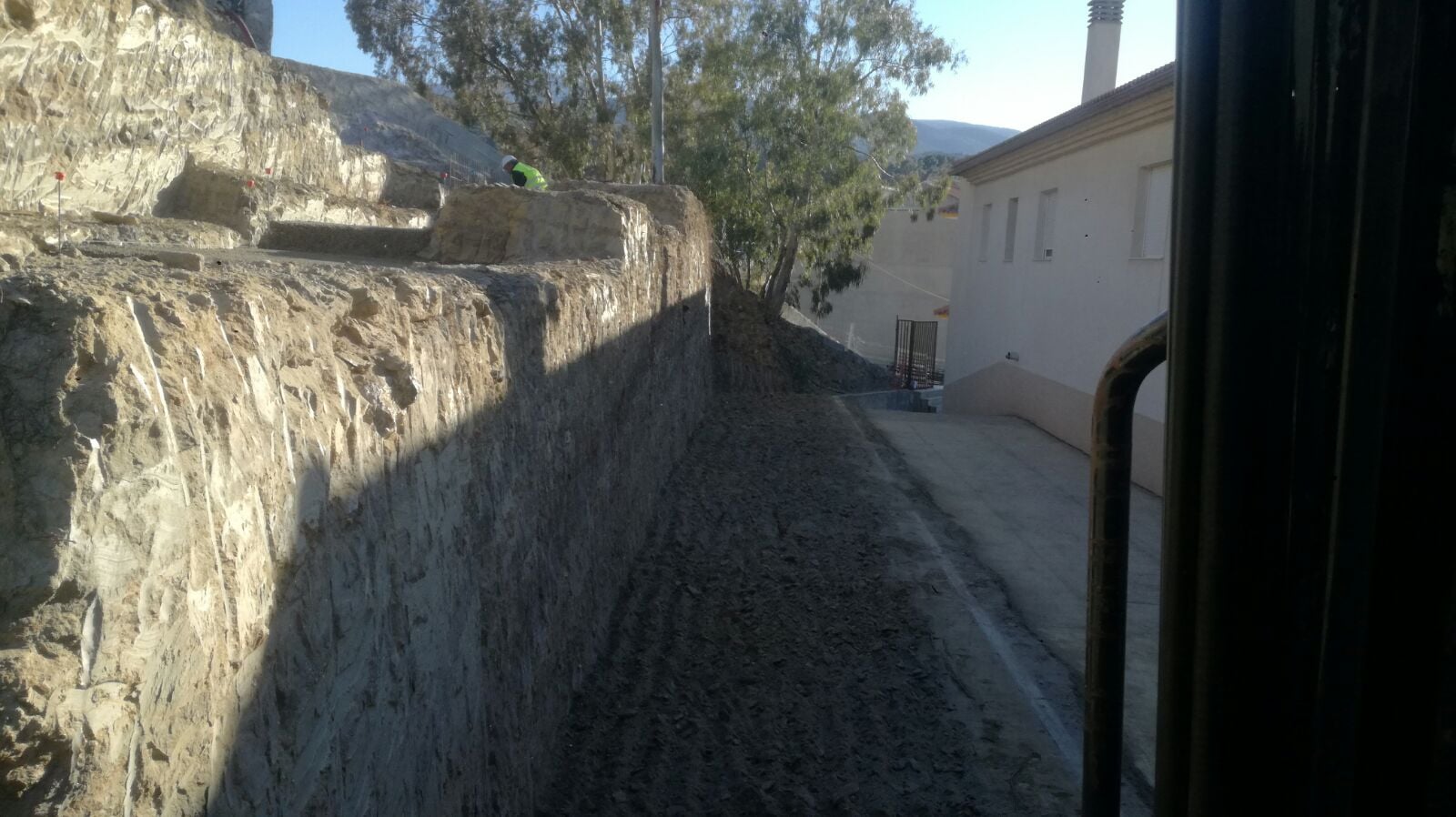 Vista del rebaje terminado desde cabina con operario verificando