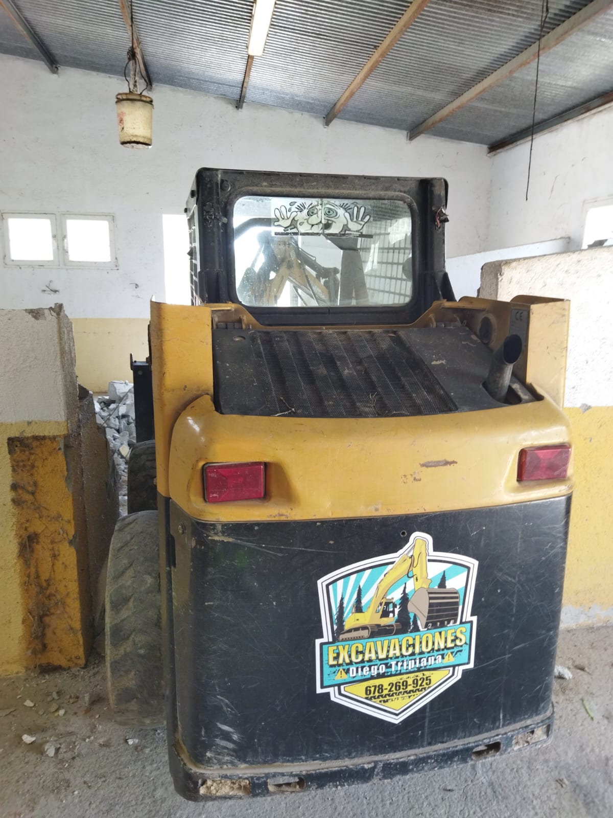 Minicargadora CAT skid-steer de Excavaciones Tripiana cargando escombros