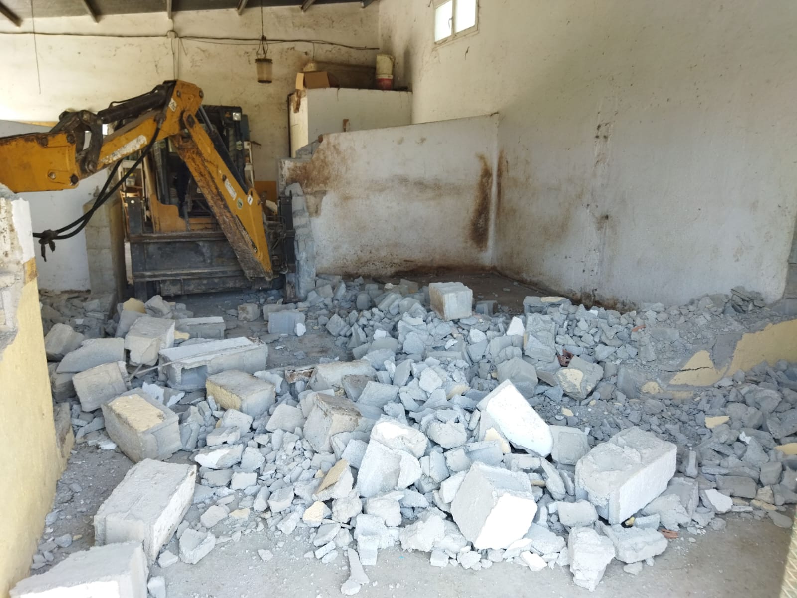 Escombros de bloques de hormigón acumulados tras demolición interior